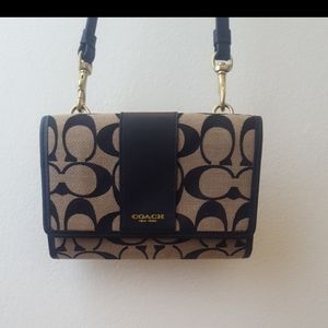 Coach Crossbody Wallet w / Detachable Strap